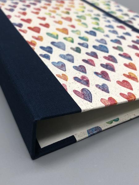 Buch Ringmechanik Herzen blau bunt Front Leinenrücken